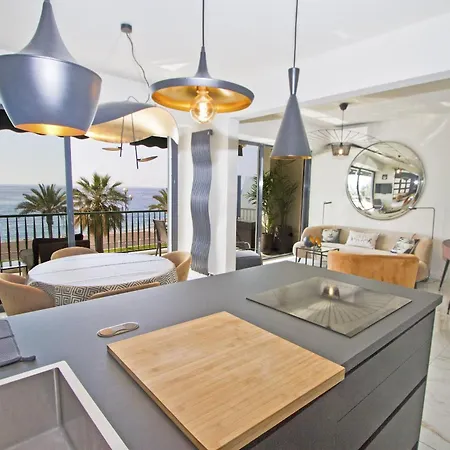 Luxury Flat Beachfront דירה *