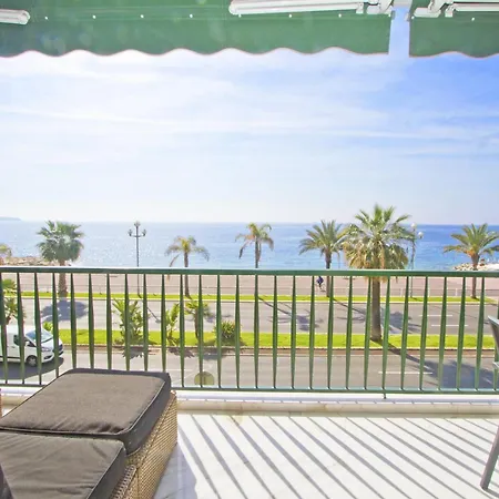 Luxury Flat Beachfront דירה *